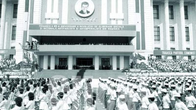 23 august 1989, ULTIMA DEFILARE! Cum a fost minţit Ceauşescu că-i gata Muzeul Comunismului. Împopoţonată cu prelate şi giulgiuri şi inspirată din casa de la Scorniceşti, Casa Radio a fost proiectată chiar de Tovarăş