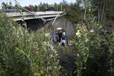 FOTO. Patru MORŢI si peste 20 de RĂNIŢI în Finlanda! Un autocar a căzut de pe un pod peste calea ferată