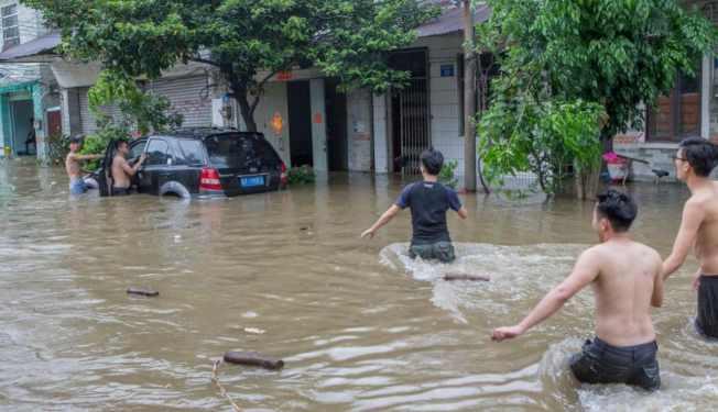 Natura s-a dezlănțuit! ȘASE MORȚI și mii de persoane EVACUATE, &icirc;n urma unei furtuni puternice!