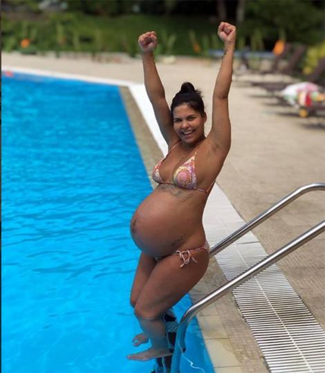 Cum arată Andreea Popescu în costum de baie, la două luni după ce a născut!