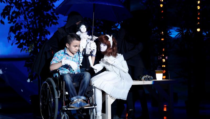 Să nu uităm să fim copii! Dragoș Condescu, moment de teatru de păpuşi cu piele de găină şi lacrimi în colţul ochiului: 