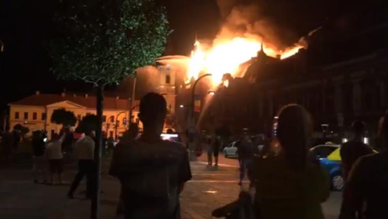 UPDATE Incendiu devastator în Piața Unirii! Focul a cuprins clădirea Bibliotecii Județene din Oradea (VIDEO)