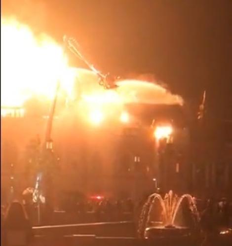 UPDATE Incendiu devastator în Piața Unirii! Focul a cuprins clădirea Bibliotecii Județene din Oradea (VIDEO)