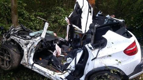 Două persoane au MURIT  într-un accident cumplit. Mașina în care se aflau a ieșit de pe carosabil și s-a IZBIT de un copac
