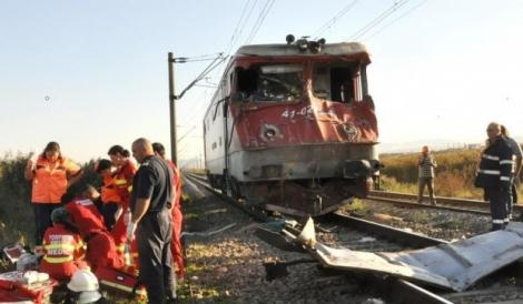 Un autoturism a fost SPULBERAT de tren. În ciuda eforturilor de salvare, șoferul nu a avut nicio șansă. Cum s-a produs accidentul