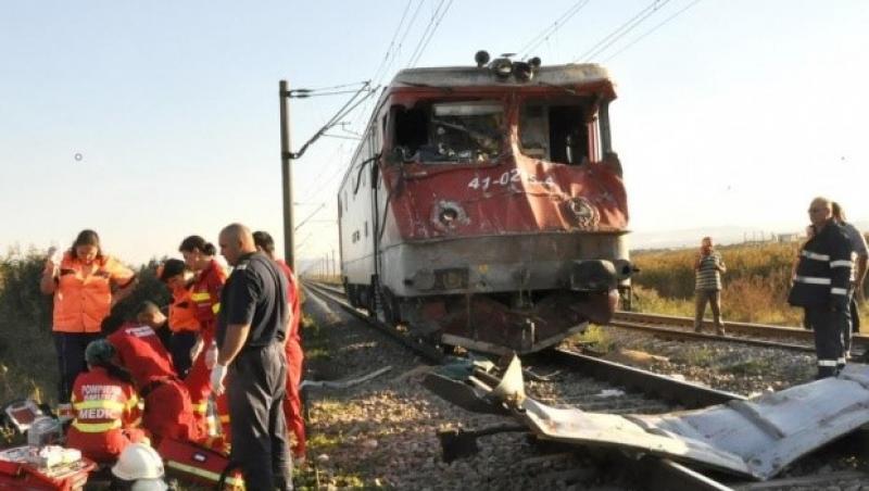 Un autoturism a fost SPULBERAT de tren. În ciuda eforturilor de salvare, șoferul nu a avut nicio șansă. Cum s-a produs accidentul