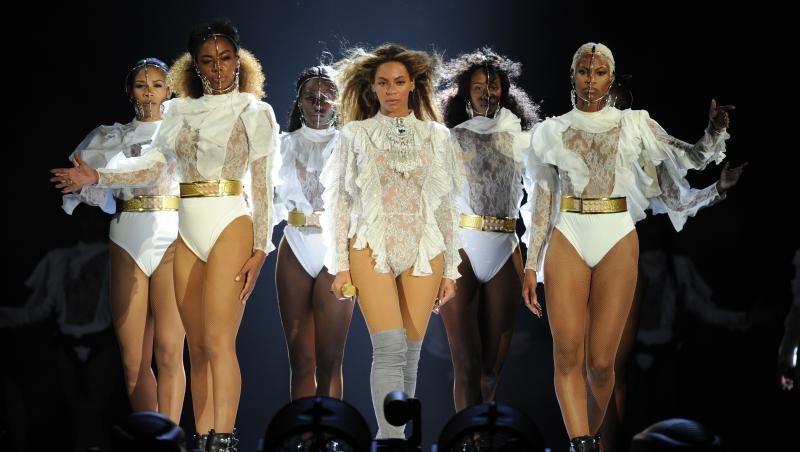Concert Beyonce, ÎNTRERUPT din cauza unui bărbat  care a pătruns pe scenă şi a încercat să ajungă la artistă!