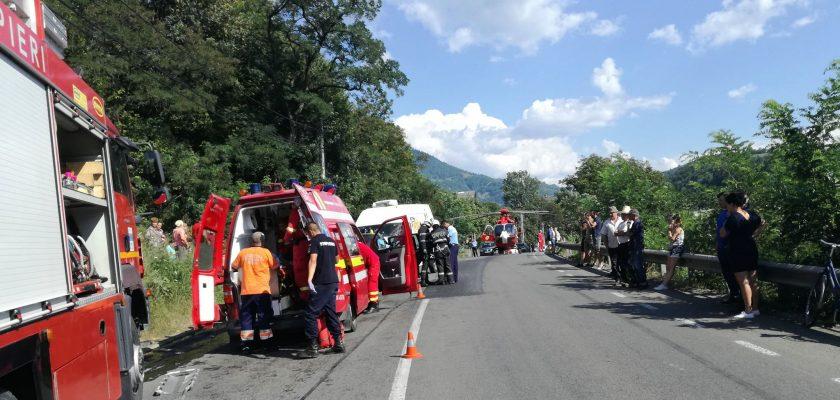 Un t&acirc;năr de 17 ani este MORT, iar cei patru prieteni ai lui sunt răniţi. Este BILANŢUL unui accident produs de un şofer cu PERMISUL SUSPENDAT