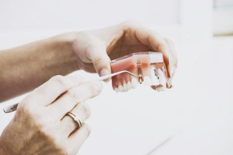Prețul unui implant dentar și cum alegi cabinetul stomatologic