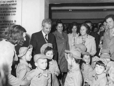 Galerie foto. Aşa arăta PRIMA ZI DE ŞCOALĂ pe vremea lui Ceauşescu: uniforme perfect călcate, buchete de garoafe strânse cu emoţii în mână şi carnetul de elev cu cele 15 îndatoriri