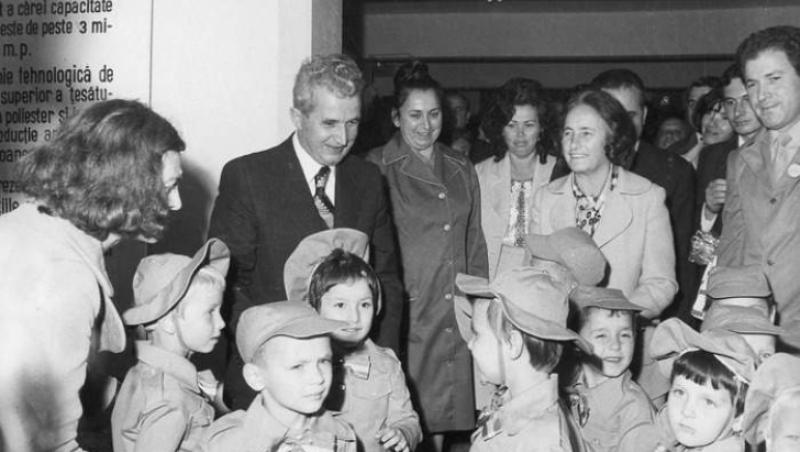 Galerie foto. Aşa arăta PRIMA ZI DE ŞCOALĂ pe vremea lui Ceauşescu: uniforme perfect călcate, buchete de garoafe strânse cu emoţii în mână şi carnetul de elev cu cele 15 îndatoriri