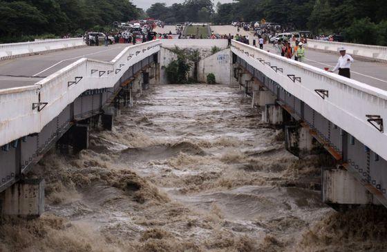 PRĂPĂD după ruperea unui baraj! 50.000 de oameni și-au evacuat locuințele: &ldquo;Echipa lucrează acum pentru salvare&rdquo;