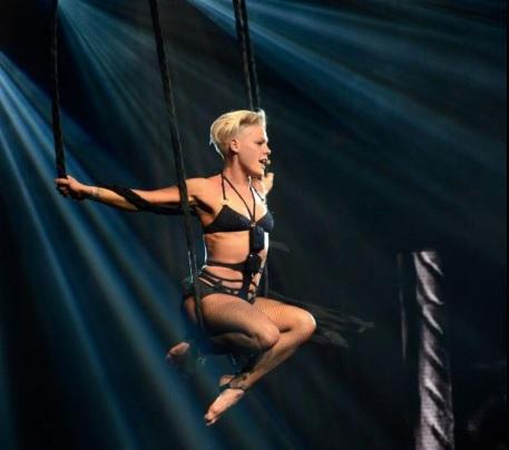 C&acirc;ntăreața Pink trece prin momente extrem de dificile! Motivul pentru care trebuie să stea departe de scenă