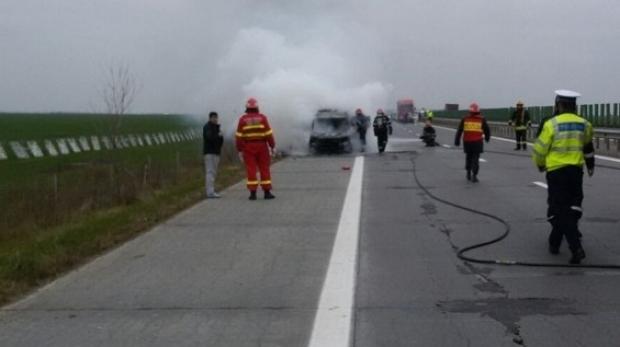 INCENDIU pe A2! Traficul este OPRIT din cauza unui autoturism cuprins de flăcări
