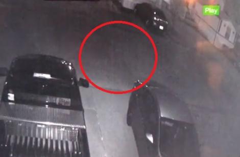 Un bărbat a filmat cum o fantomă își face apariția în parcare! Imaginile sunt șocante (VIDEO)