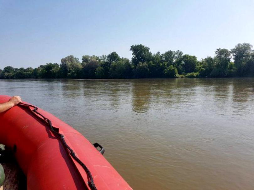 A MURIT sub privirile &icirc;ngrozite ale unui COPIL. Un bărbat a fost &icirc;nghițit de ape, după ce a căzut dintr-o barcă