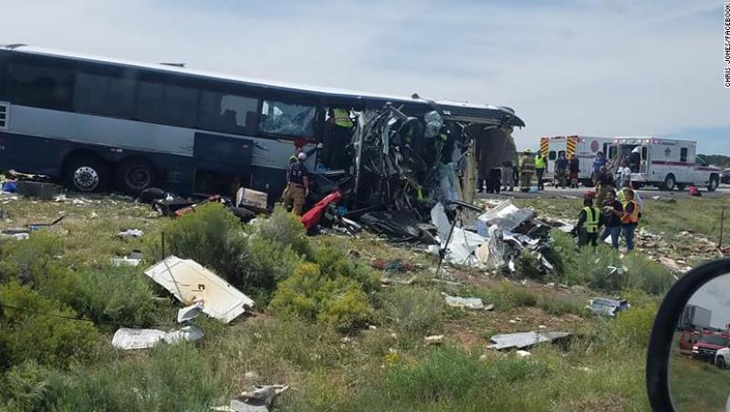 Şapte oameni au MURIT, după ce un camion a intrat pe CONTRASENS şi a lovit un autocar
