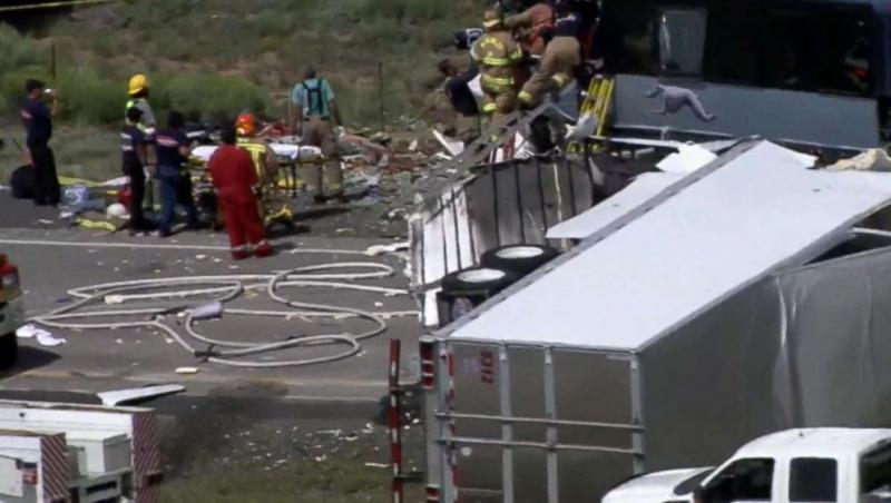 Şapte oameni au MURIT, după ce un camion a intrat pe CONTRASENS şi a lovit un autocar