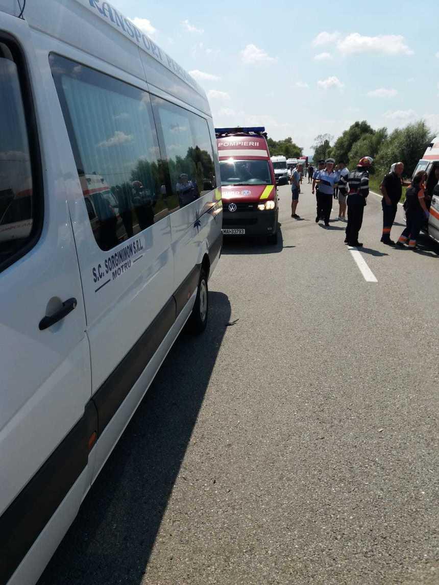 IAD pe drumurile din Rom&acirc;nia! Cod ROȘU DE INTERVENȚIE &icirc;n Gorj! Cel puțin nouă sunt răniți după ce un microbuz a fost lovit de un autoturism