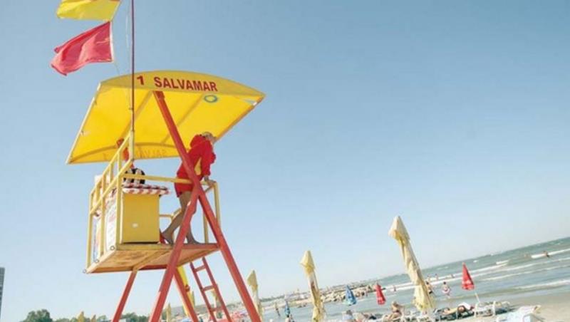 Un copil luat de mare a fost salvat de doi soţi de la SMURD, aflaţi întâmplător pe plaja din Mamaia