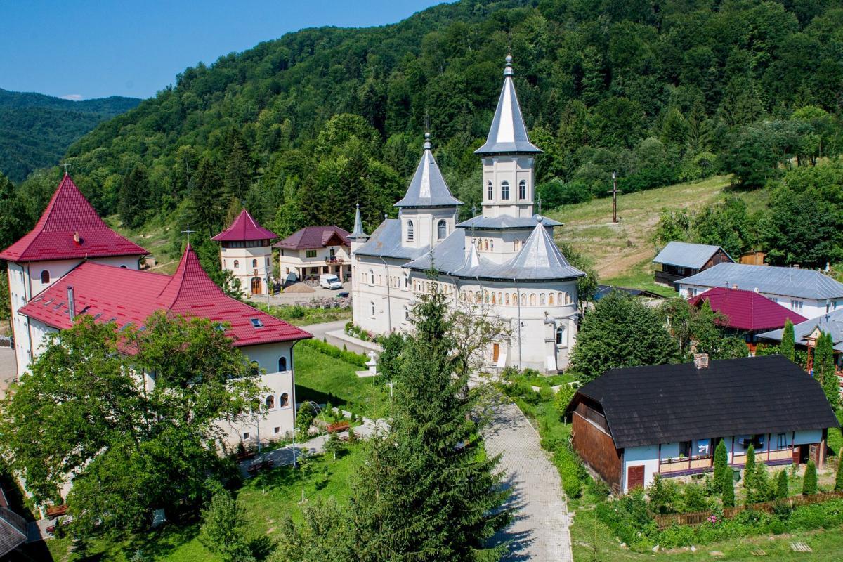 Accident TERIBIL l&acirc;ngă o mănăstire din judeţul Neamţ. Un bărbat a murit după ce a căzut &icirc;ntr-o r&acirc;pă de 10 metri, iar fiul său care plecase &icirc;n căutarea acestuia, grav rănit