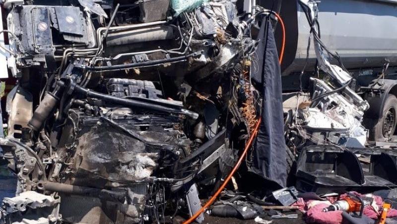 FOTO ȘOCANTE: Accident cumplit în Ialomița! Șoferul nevinovat al unui TIR, strivit în cabina mașinii
