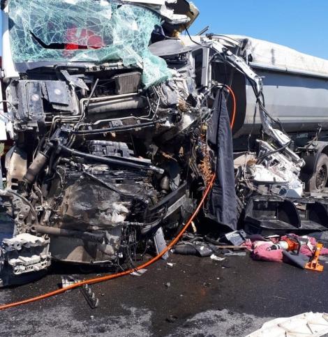 FOTO ȘOCANTE: Accident cumplit în Ialomița! Șoferul nevinovat al unui TIR, strivit în cabina mașinii