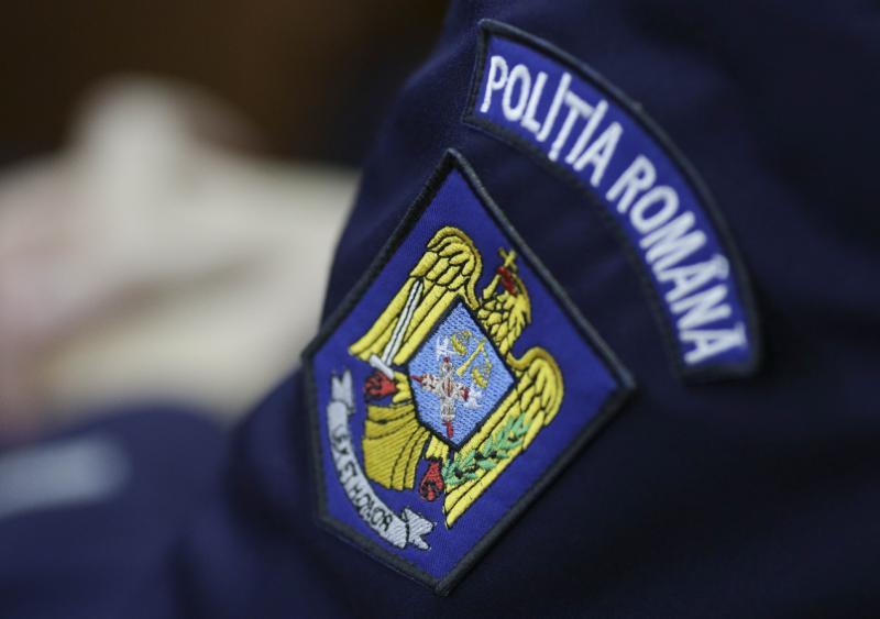 Urmărire cu focuri de armă &icirc;n V&acirc;lcea! Polițist agresat de bărbatul urmărit, transportat la spital