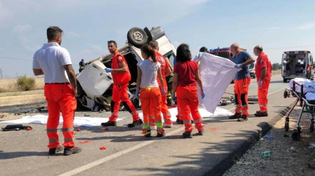 ULTIMĂ ORĂ! 16 MORȚI, &icirc;n urma a două coliziuni &icirc;ntre furgonete și camioane! Autoritățile sunt &icirc;n alertă!