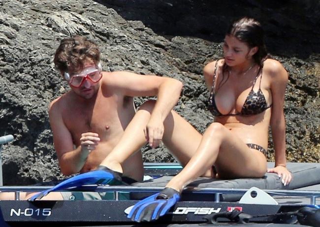 INCENDIAR! Leonardo DiCaprio, surprins la plajă cu iubita lui în vârstă de 21 de ani. Tânăra, incredibil de sexi în bikini - FOTO