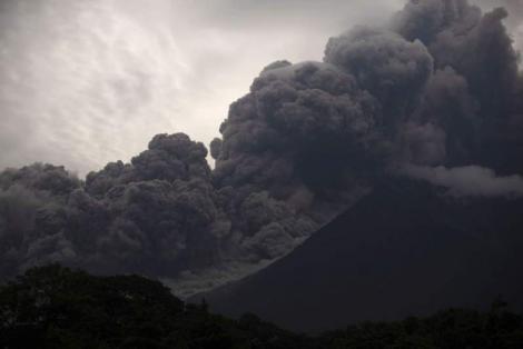 Vulcanul Fuego din Guatemala a erupt din nou! Echipele de urgență au fost evacuate de autorități