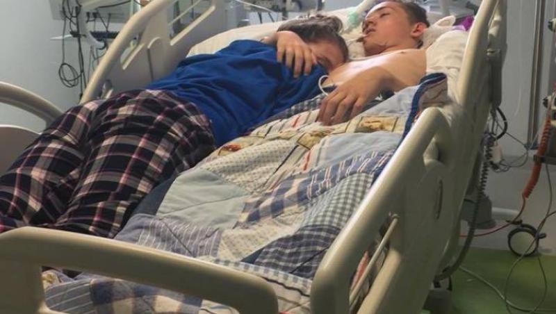Imaginea sfâșietoare ce a făcut înconjurul lumii! Și-a îmbrățișat iubitul pe patul de spital, cu câteva minute înainte să moară! Ce i s-a întâmplat