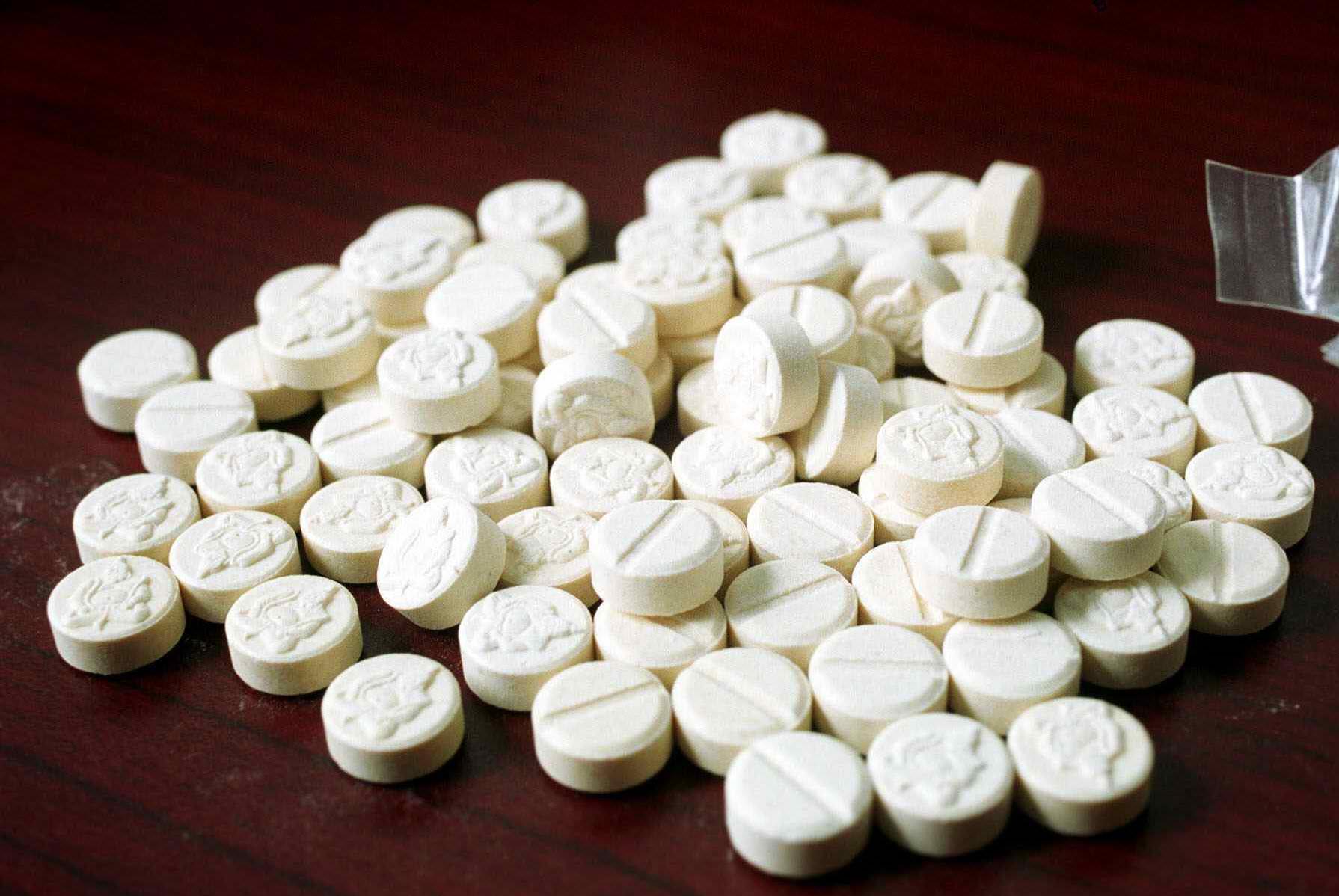Un t&acirc;năr din Cluj-Napoca, reținut după ce a ridicat de la poștă peste 500 de comprimate ecstasy. Ce au mai găsit procurorii &icirc;n casa acestuia