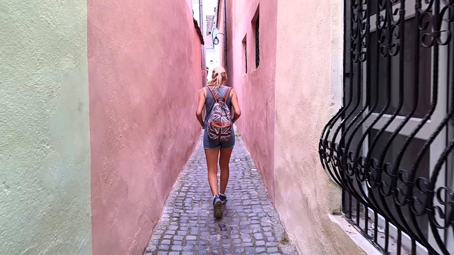 Strada Sforii, cea mai &icirc;ngustă stradă din Rom&acirc;nia va deveni muzeu &icirc;n aer liber!