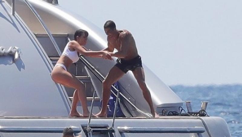 Cristiano Ronaldo a fost fotografiat aruncându-și iubita de pe un iaht - FOTO