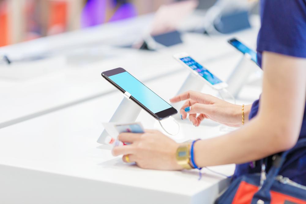 5 lucruri la care trebuie să ai grijă c&acirc;nd &icirc;ți cumperi un telefon nou &icirc;n 2018