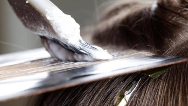 O femeie și-a vopsit părul lunar, dar apoi a făcut o descoperire CUMPLITĂ! Ce a ieșit la analize