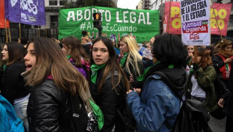 Situație de CRIZĂ după ce Senatul argentinian a respins legalizarea avortului! Protestatarii au provocat incendii și au aruncat cu pietre la doar câțiva metri de Parlament