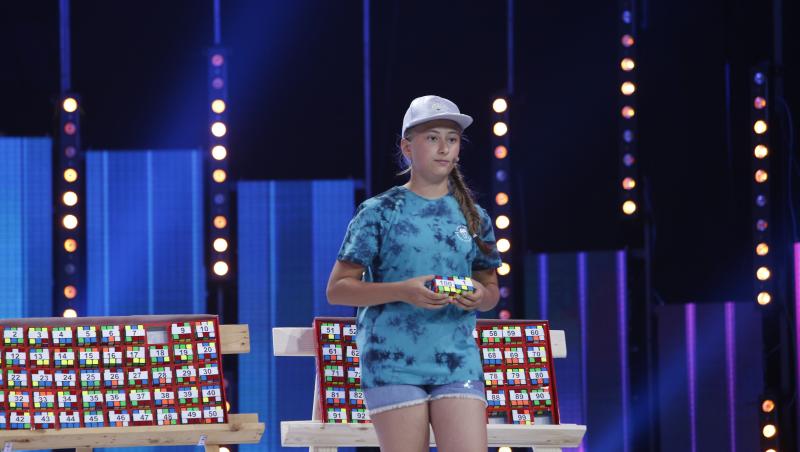 Alexia, spectacol cu O SUTĂ de cuburi Rubik! Fetița aceasta e un adevărat FENOMEN! „Am 5000 de combinații în cap acum”