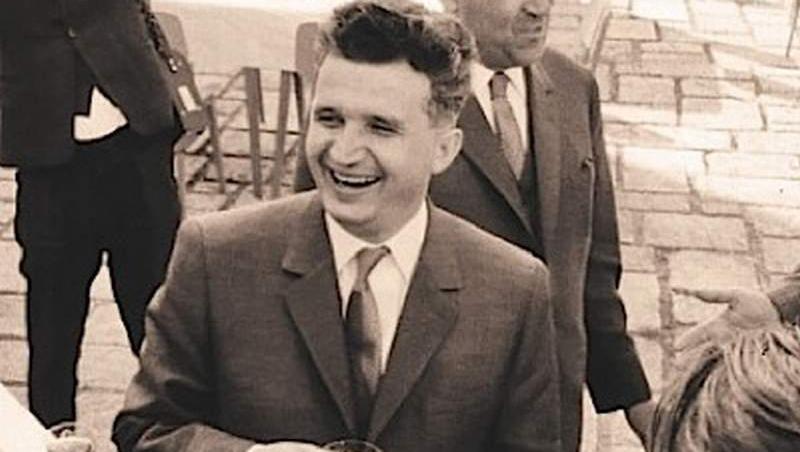 Măsluirea fotografiilor cu Ceaușescu și erorile COLOSALE după care românii au râs pe înfundate de Tovarășul suprem. „E într-o ureche” și „are ținte de cizmărie în colțurile gurii”