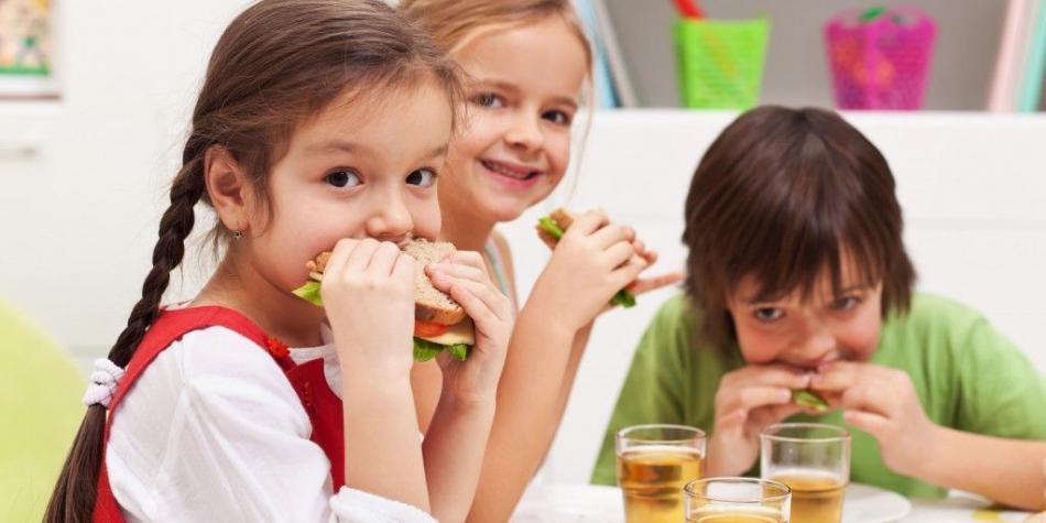 Prima zi de școală. 4 idei despre ce trebuie să conțină pachetul elevului