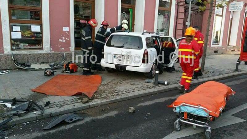 Accident grav în Cluj, după ce o ambulanță a fost lovită frontal de o mașină: Sunt mai multe victime