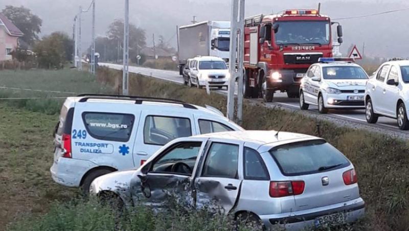 Accident grav în Cluj, după ce o ambulanță a fost lovită frontal de o mașină: Sunt mai multe victime