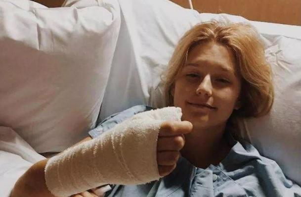 Dacă faci asta, &icirc;ncetează imediat! Gestul banal din cauza căruia o t&acirc;nără s-a &icirc;mbolnăvit de cancer și a rămas fără un deget