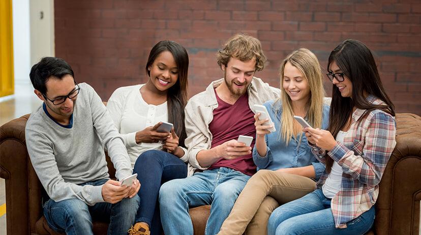 Adolescenții preferă să comunice de la distanță dec&acirc;t să se &icirc;nt&acirc;lnească, conform unui studiu din SUA!