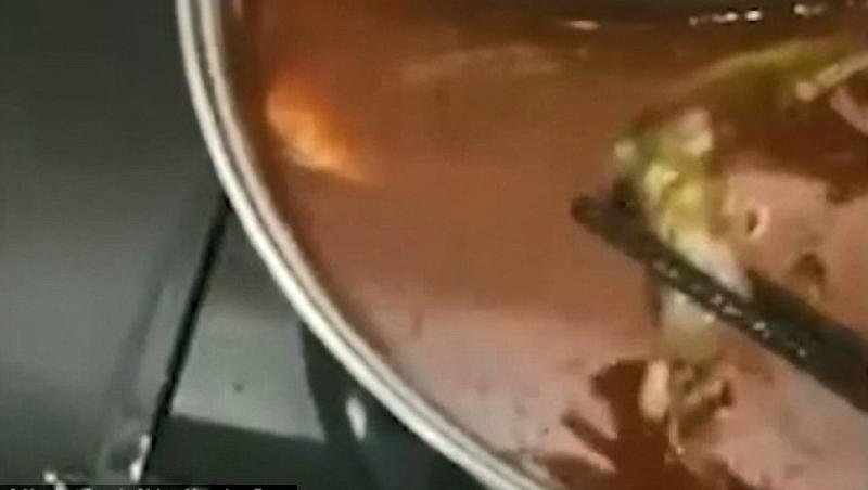 Ce a găsit o gravidă în supa de la restaurantul chinezesc: ”Te plătim ca să avortezi!”