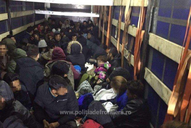 Peste 50 de migranți, printre care și copii, ascunși &icirc;ntr-un TIR rom&acirc;nesc! Aceștia voiau să treacă ilegal granița. Șoferul rom&acirc;n este acum cercetat de autorități