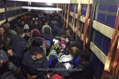 Peste 50 de migranți, printre care și copii, ascunși într-un TIR românesc! Aceștia voiau să treacă ilegal granița. Șoferul român este acum cercetat de autorități
