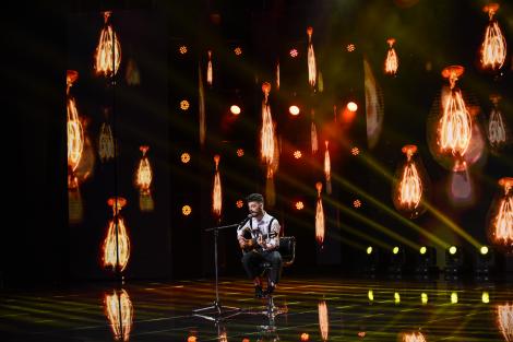 Un băiat şi o chitară. Reţeta unui moment romantic, nu-i aşa? Gabriel Lupaşcu a trecut prin momente grele pe scena "X Factor"