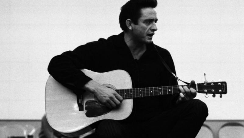 În urmă cu 15 ani se stingea din viață regele muzicii folk, “The Man in black”. Johnny Cash a trăit intens, a fascinat, a iubit și a ales să plece după “Doamna lui”